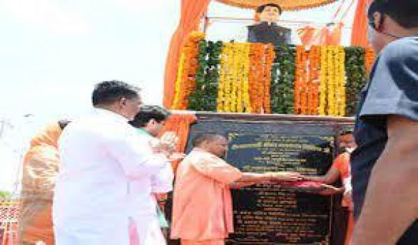 मुख्यमंत्री योगी और केंद्रीय मंत्री ज्योतिरादित्य सिंधिया ने माधवराव सिंधिया की मूर्ति का अनावरण किया