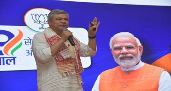 रेल मंत्री अश्विनी वैष्णव ने कहा है कि प्रधानमंत्री नरेंद्र मोदी ने देश के गरीब लोगों के जीवन और आजीविका को बदला है 