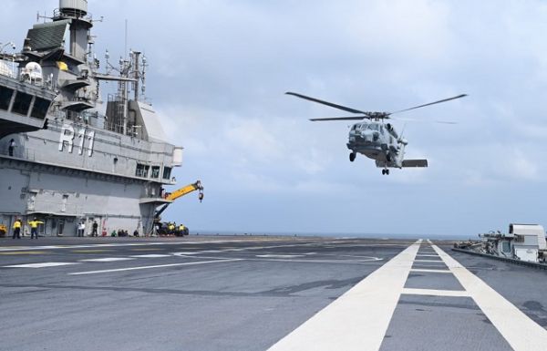 आईएनएस विक्रांत पर उतरा भारतीय नौसेना का एमएच-60 'रोमियो' हेलीकॉप्टर