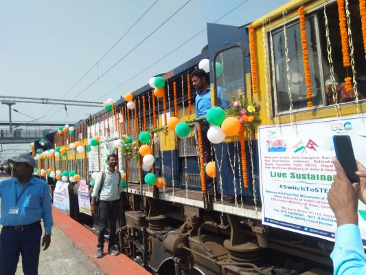 भारत के बथनाहा से नेपाल कस्टम यार्ड तक हुई कार्गो ट्रेन की शुरुआत