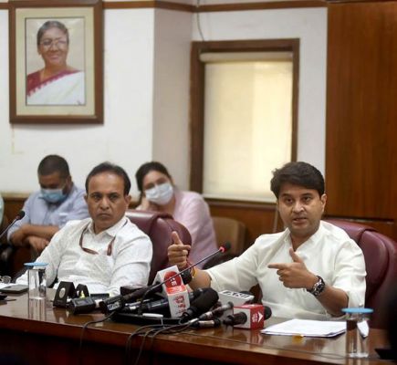 पांच साल में हवाईअड्डे, हेलीपोर्ट और वाटर एयरोड्रोम की संख्या 220 तक ले जाने का लक्ष्यः सिंधिया