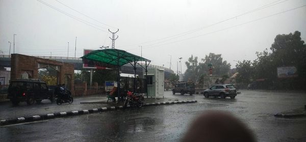 राजस्थान में बिपरजॉय का असर, कई जिलों में मूसलाधार बारिश, 17 ट्रेनें रद्द, बाड़मेर के निचले इलाकों में जलभराव