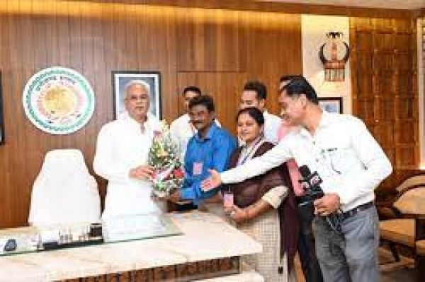 रायपुर : मुख्यमंत्री ने   50 लाख रुपए की लागत से बने प्रेस क्लब भवन सह वाचनालय का किया लोकार्पण