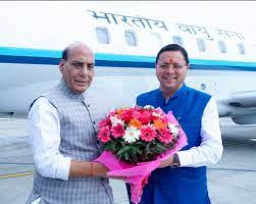 रक्षा मंत्री राजनाथ सिंह पहुंचे दून, मुख्यमंत्री ने किया स्वागत