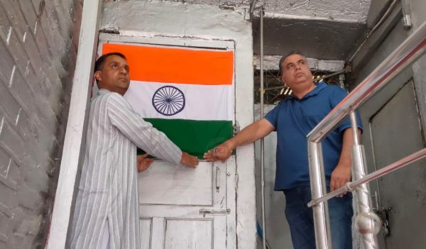 अलगाववादी संगठन जेकेएलएफ के कार्यालय के दरवाजे पर लगाया राष्ट्रीय ध्वज