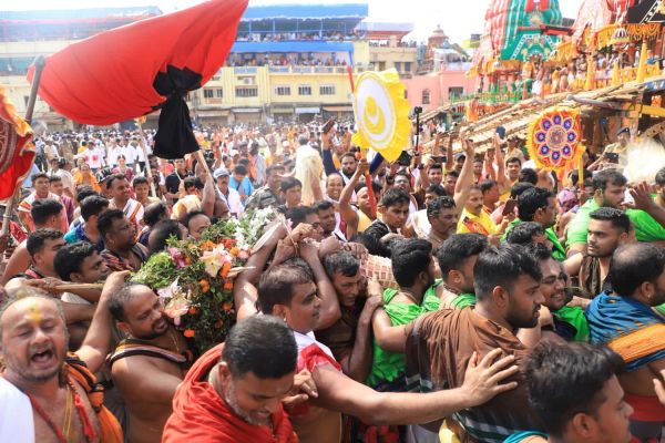 पुरी में जगन्नाथ रथ यात्रा में उमड़े श्रद्धालु