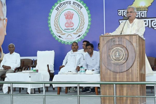 छत्तीसगढ़ की सुंदर अतिथि परंपरा के अनुरूप मुख्यमंत्री श्री भूपेश बघेल ने सबसे पहले भोजन के लिए बिलासपुर संभाग से आये अतिथियों को आमंत्रित किया।