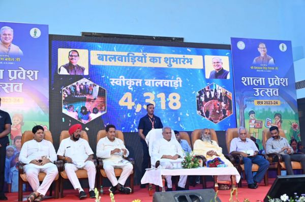 रायपुर : बच्चे ही हमारा भविष्य, इनके लिए शिक्षा का बेहतर वातावरण देना और संसाधन तैयार करना हमारी जिम्मेदारी : मुख्यमंत्री श्री भूपेश बघेल