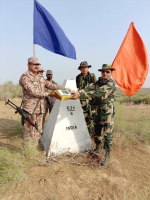 बीएसएफ और पाकिस्तान रेन्जर्स के बीच राजस्थान की सीमा पर मिठाइयों का आदान-प्रदान