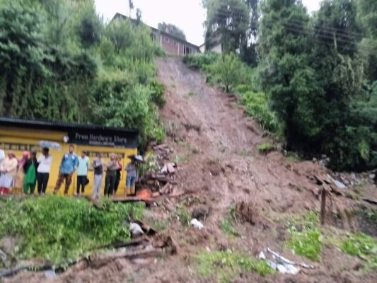 हिमाचल : बारिश में भूस्खलन बना मुसीबत, 77 घर क्षतिग्रस्त, कई सड़कें अवरुद्ध