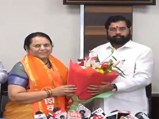 विधानपरिषद की उपसभापति नीलम गोरहे शिवसेना में शामिल, उद्धव ठाकरे को करारा झटका