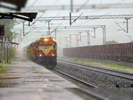 पश्चिम मध्य रेलवे के अंतर्गत आने वाले रेलवे स्टेशन में यात्री सुविधाएं बढ़ाने को लेकर जबलपुर में बैठक आयोजित हुई