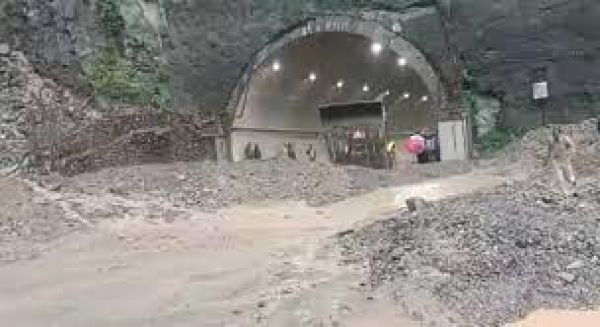 रामबन में भूस्खलन के चलते जम्मू-श्रीनगर राष्ट्रीय राजमार्ग पर यातायात निलंबित