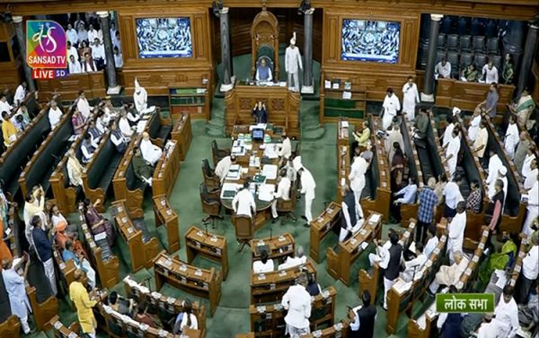 कांग्रेस ने लोकसभा में एनडीए सरकार के खिलाफ अविश्वास प्रस्ताव पेश किया, अध्&zwj;यक्ष ने प्रस्ताव स्वीकारा