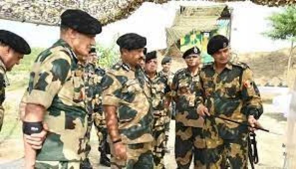 बीएसएफ महानिदेशक ने जम्मू के अखनूर सेक्टर में सीमा चौकियों का किया दौरा