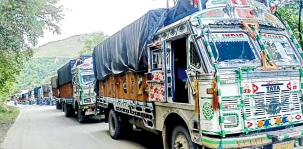 मणिपुर : पब्लिक कर्फ्यू से आवश्यक वस्तु आपूर्ति में रुकावट