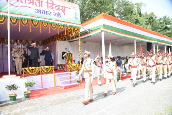 रायपुर : उपमुख्यमंत्री टी.एस. सिंहदेव ने सरगुजा में किया ध्वजारोहण