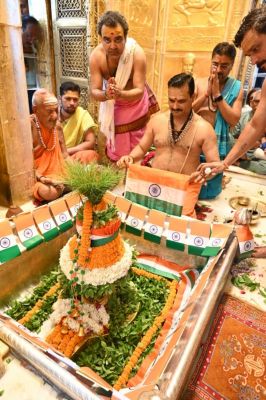 वाराणसी: स्वतंत्रता दिवस पर बाबा विश्वनाथ का तिरंगे से किया गया श्रृंगार