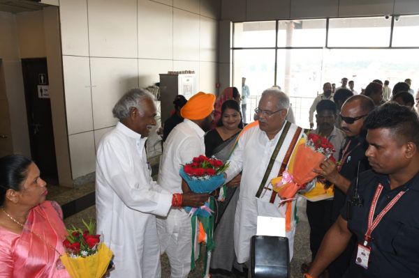 जगदलपुर एयरपोर्ट में सीएम बघेल का स्वागत