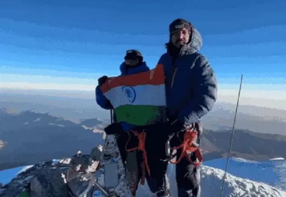 मप्र के दंपत्ति ने माउंट एल्ब्रुस पर फहराया तिरंगा, फतह की यूरोपीय महाद्वीप की सबसे ऊंची चोटी