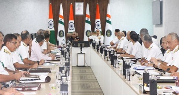 थलसेना अध्&zwj;यक्ष जनरल मनोज पांडे ने आज नई दिल्&zwj;ली में नौसेना के कमांडरों से बातचीत की