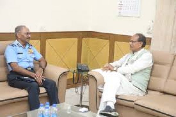 मप्रः मुख्यमंत्री शिवराज से मिले एयर मार्शल विभास पांडे, एयर शो का दिया निमंत्रण