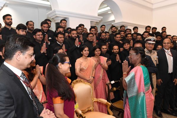 भारतीय रेलवे के प्रोबेशनर्स ने राष्ट्रपति से मुलाकात की