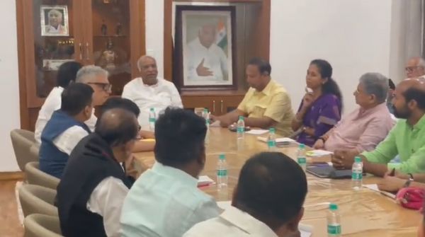 संसद के विशेष सत्र में हिस्सा लेने से पहले खड़गे के साथ विपक्षी नेताओं ने की बैठक