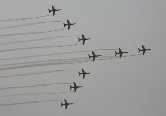 भारतीय वायु सेना ने एयर शो में आसमानी करतब दिखाकर दर्शकों को किया मंत्रमुग्ध