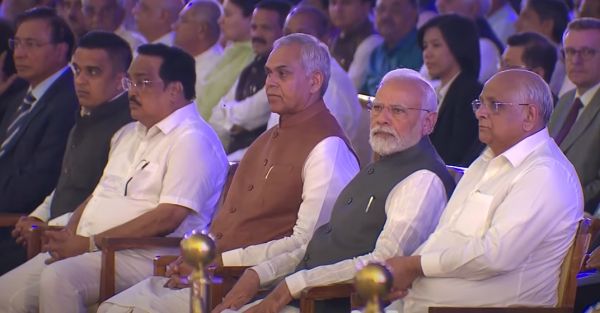 प्रधानमंत्री मोदी ने अहमदाबाद के साइंस सेंटर में रोबो गैलरी देखी