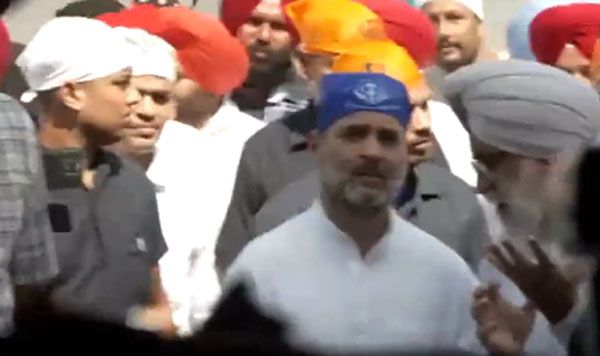 कांग्रेस सांसद राहुल गांधी ने स्वर्ण मंदिर में टेका मत्था
