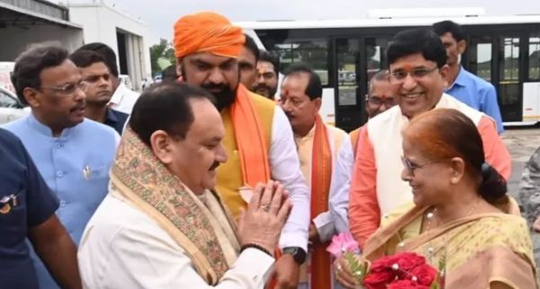 बिहार की राजधानी पटना पहुंचने पर जेपी नड्डा का जोरदार स्वागत