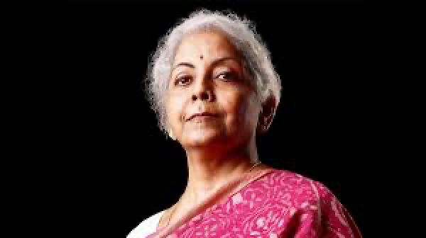 वित्त मंत्री निर्मला सीतारमण वाराणसी पहुंचीं, एयरपोर्ट पर स्वागत