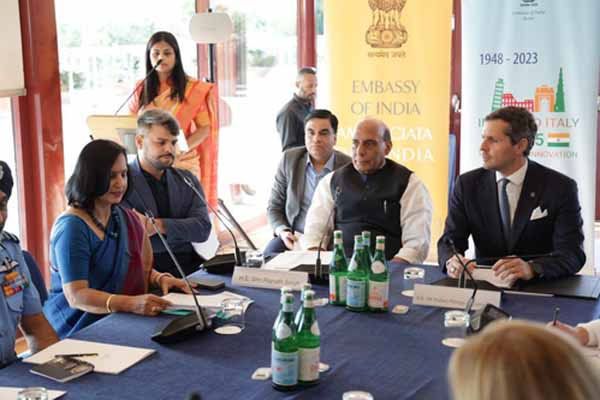 राजनाथ सिंह ने रोम में इटली रक्षा उद्योग के नेताओं से की मुलाकात