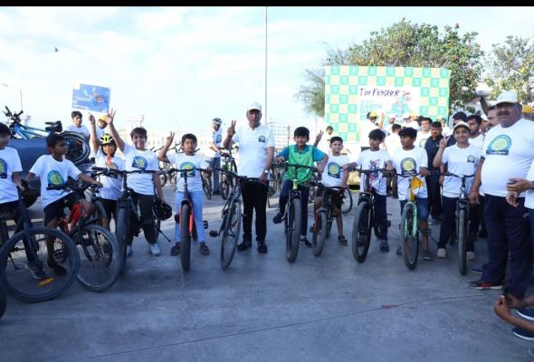 विश्व पृथ्वी दिवस पर जागरूकता साइकिल रैली में शामिल हुए डॉ. मनसुख मांडविया
