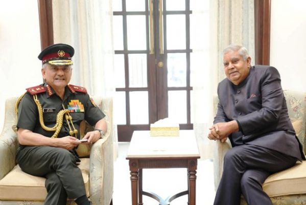 चीफ ऑफ डिफेंस स्टाफ जनरल अनिल चौहान ने उपराष्ट्रपति धनखड़ से मुलाकात की