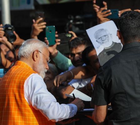 मतदान से पहले प्रधानमंत्री मोदी ने बच्ची को दिया ऑटोग्राफ