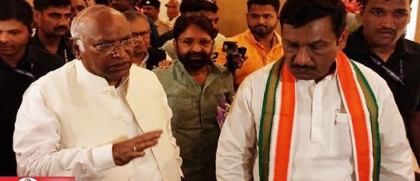 मल्लिकार्जुन खड़गे ने बिहार की राजधानी पटना में की बैठक, कांग्रेस के दो नेताओं ने दिया इस्तीफा