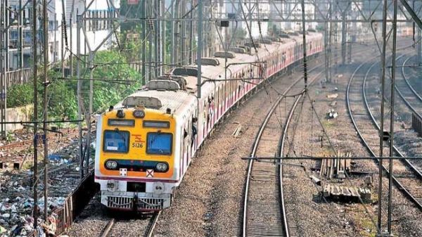ठाणे स्टेशन के पास सिग्नल सिस्टम में तकनीकी गड़बड़ी आने से मध्य रेलवे की सेवा प्रभावित