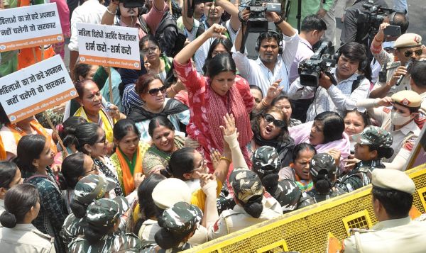 स्वाति मालीवाल के साथ कथित मारपीट के खिलाफ भाजपा महिला मोर्चा का प्रदर्शन