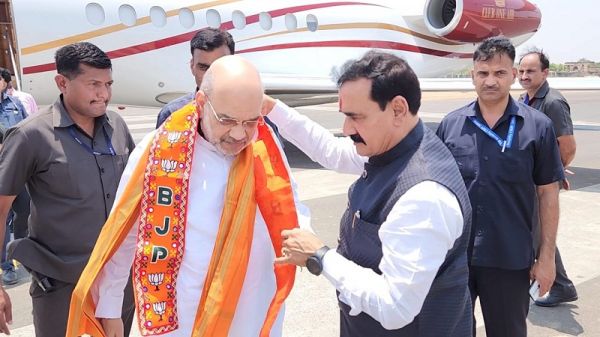 अल्प प्रवास पर दतिया आए गृह मंत्री अमित शाह ने एयरपोर्ट पर भाजपा नेताओं से की बातचीत
