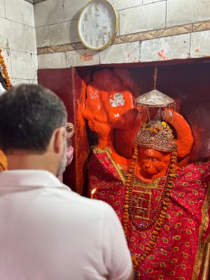 रायबरेली : राहुल गांधी ने हनुमान मंदिर में की पूजा, बूथों का लिया जायजा