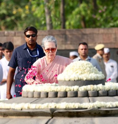 कांग्रेस नेता पहुंचे वीरभूमि, राजीव गांधी की समाधि पर चढ़ाए फूल