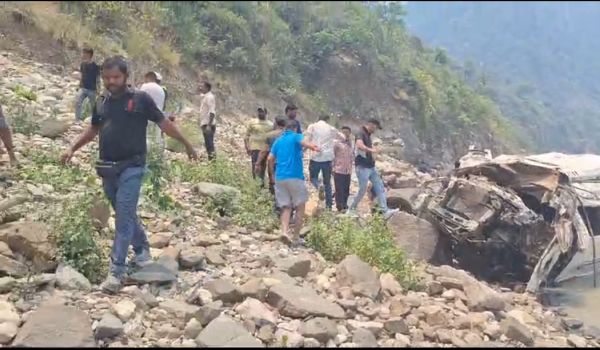 उत्तराखंड: अलकनंदा नदी में गिरा टेम्पो ट्रैवलर, 8 लोगों की मौत