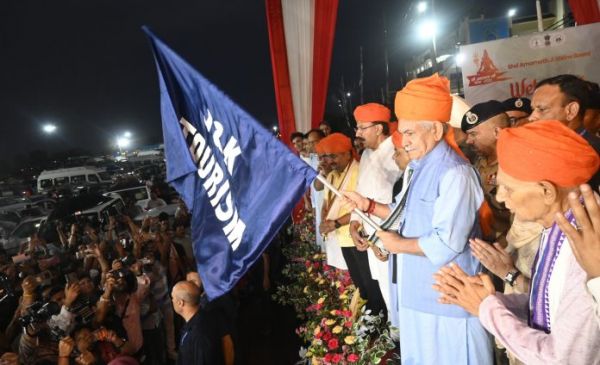 अमरनाथ यात्रा प्रारंभ, उपराज्यपाल सिन्हा ने तीर्थयात्रियों के पहले जत्थे को हरी झंडी दिखाई