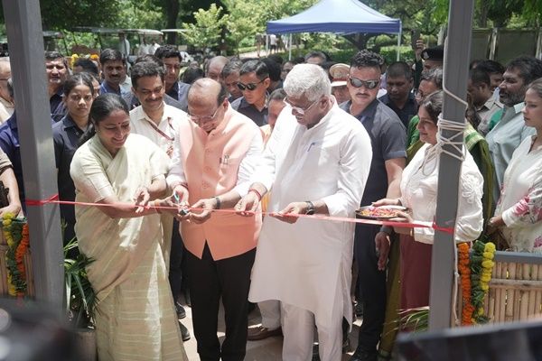 केंद्रीय मंत्री शेखावत ने डीडीए शालीमार बाग में पुनर्स्थापित शीश महल का अनावरण किया