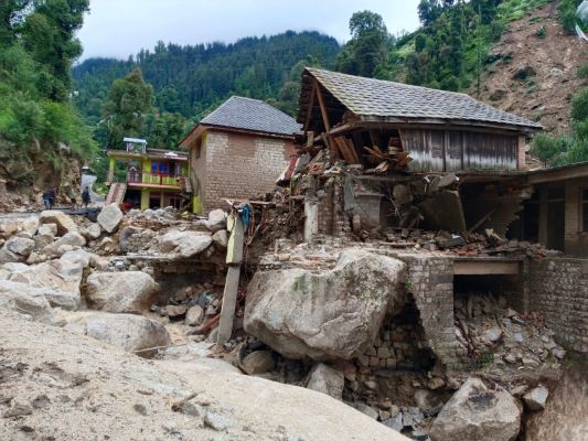 हिमाचल में 8 जुलाई तक भारी बारिश की चेतावनी, मंडी के प्रभावित क्षेत्रों में हेलिकॉप्टर से पहुंचाई राहत सामग्री