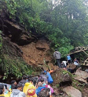 उत्तराखंड में मूसलधार बारिश से हालात बिगड़े, चारधाम यात्रा मार्ग बाधित