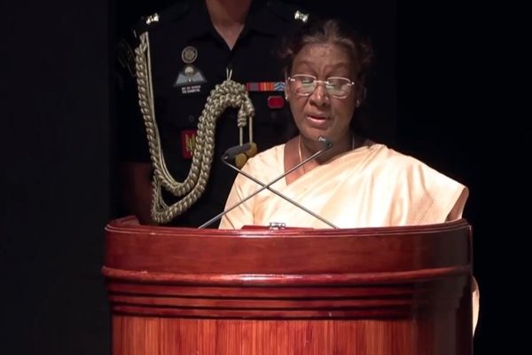 फुटबॉल एकता का प्रतीक है: राष्ट्रपति द्रौपदी मुर्मू ने डूरंड कप 2025 ट्रॉफियों का अनावरण किया