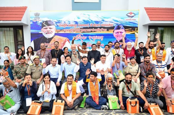 मुख्यमंत्री ने टनकपुर से कैलाश मानसरोवर यात्रा के पहले दल को हरी झंडी दिखाकर किया रवाना